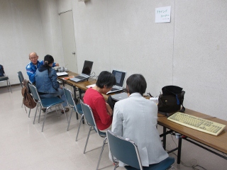 講師とマンツーマンでパソコンを操作している受講者の写真：2012年5月12日撮影