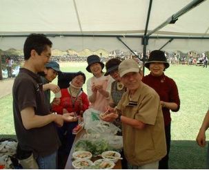みんなで餃子を作ってます