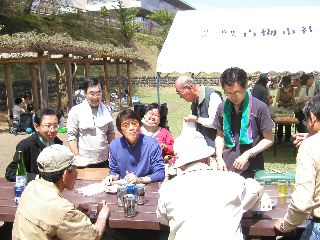 テーブルでは焼き上がるのを待っています