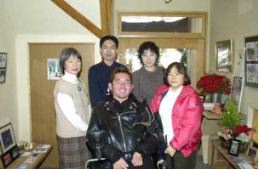 岡部さんを囲んで5人で集合写真