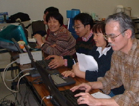 MACに向かって真剣な顔つきの受講者達