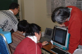 MACを覗き込む講師と受講者