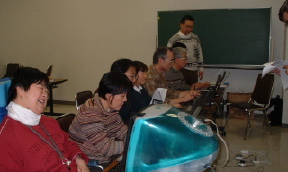 MACに向かって横一列楽しそうに受講しています