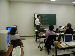 黒板の前で説明をしている様子