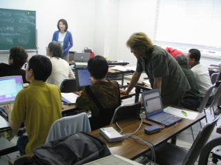 写真;講師の説明を聞いている会場の様子