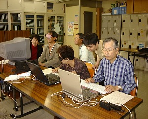 写真;アイマスクをしてパソコンの音声に耳を傾けている様子