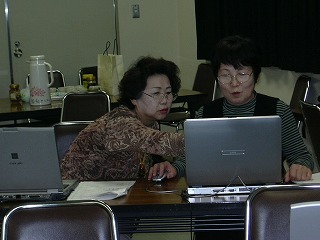 仲良しな2人がお互いに教えあっている様子の写真