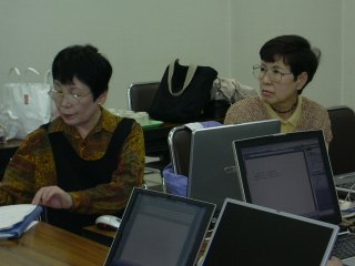 真剣に講師の説明を聞いています